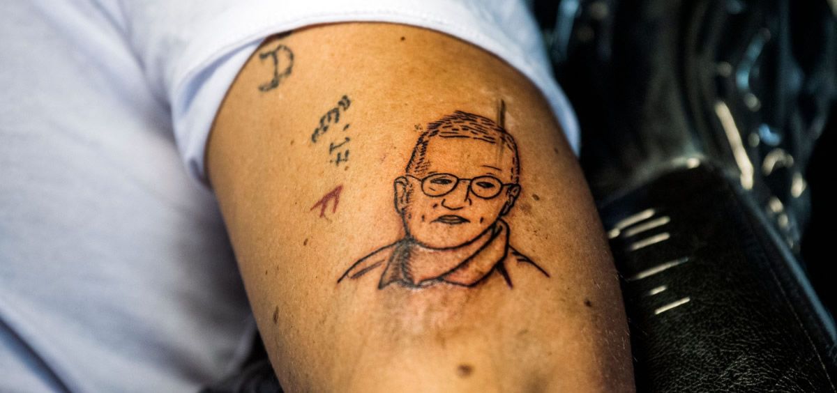 El tatuaje del rostro del epidemiólogo Anders Tegnell
