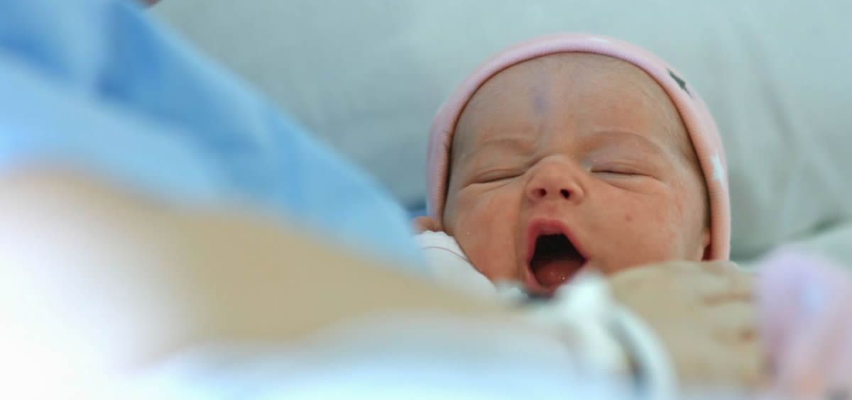 Mujer de Estados Unidos da a luz bebé de un embrión congelado hace