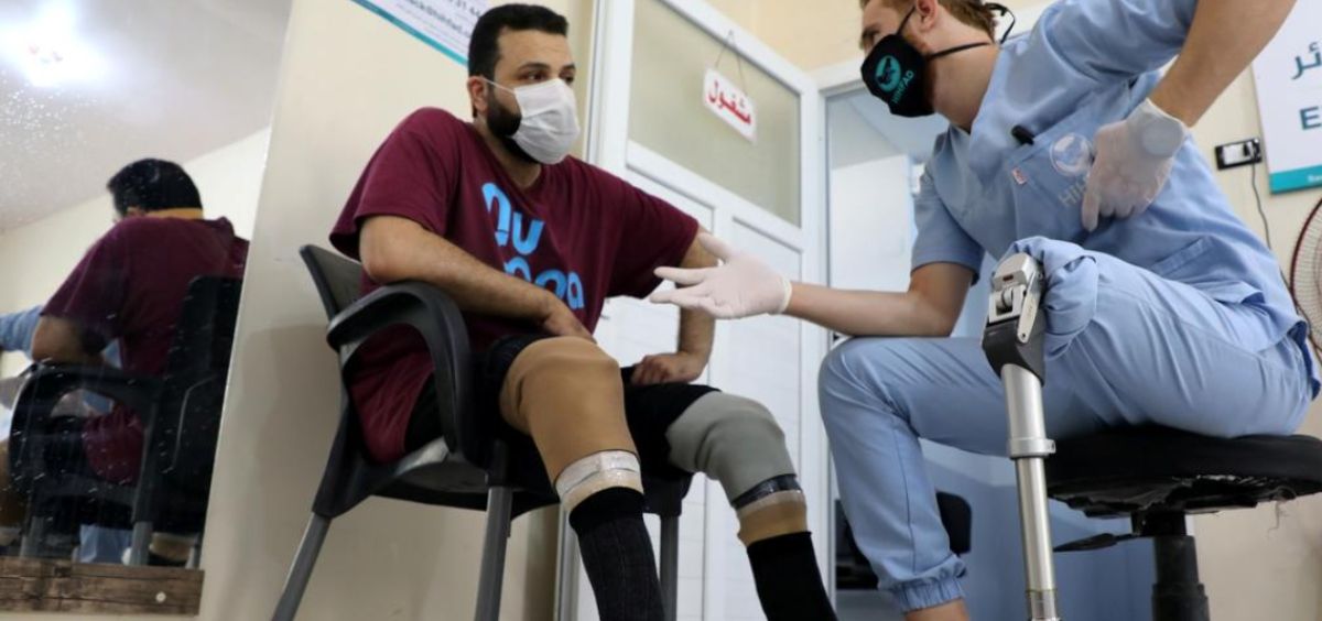 Abdelmawla Ibrahim y un paciente (Foto. Reuters   Mahmoud Hassano)