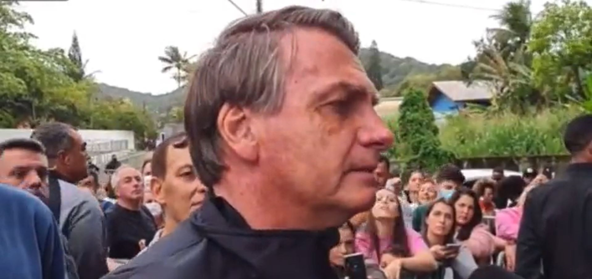 El presidente de Brasil, Jair Bolsonaro, indignado ante los medios por no poder ver un partido de fútbol al no estar vacunado. (Foto. Metrópoles. Samuel Pancher)