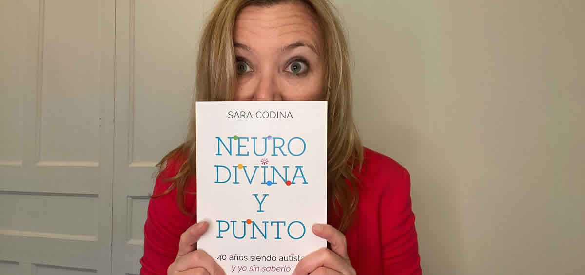 Sara Codina junto al libro 'Neuro divina y punto' (Foto: Cedida por Sara Codina)