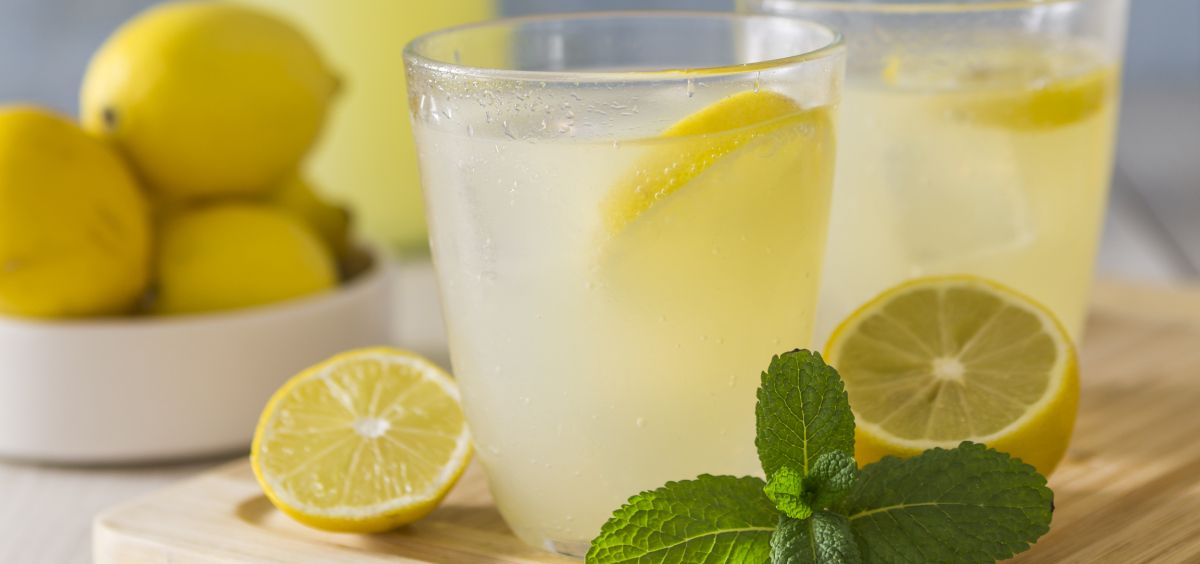 Dos vasos con zumo de limon natural (Foto. Freepik)