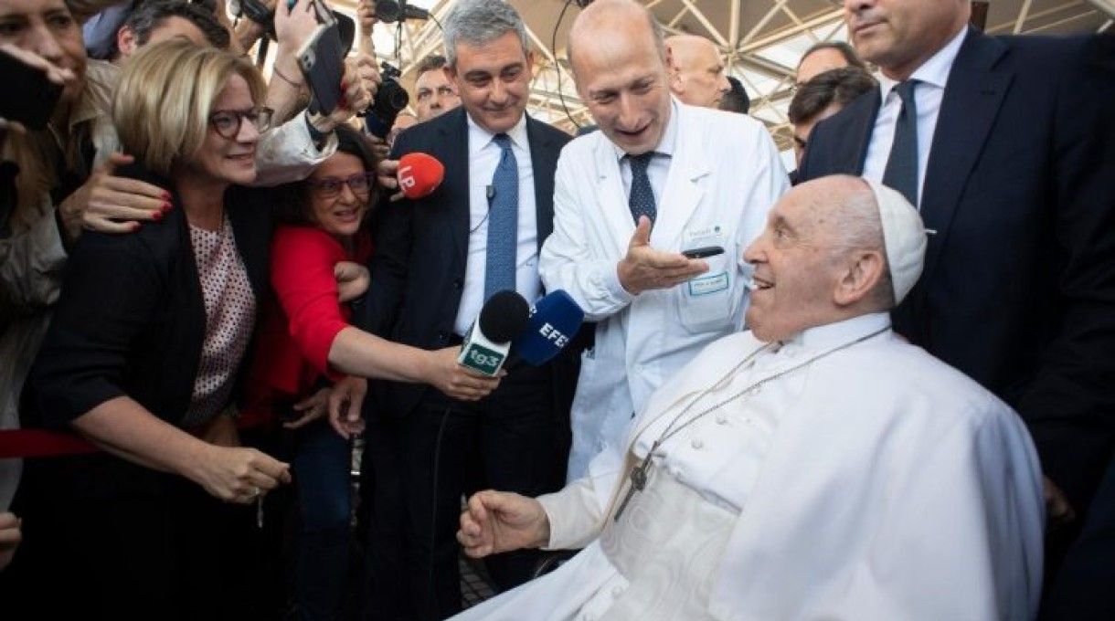El Papa Francisco a su salida del hospital por el alta de la hernica abdominal (Foto. Vatican News)