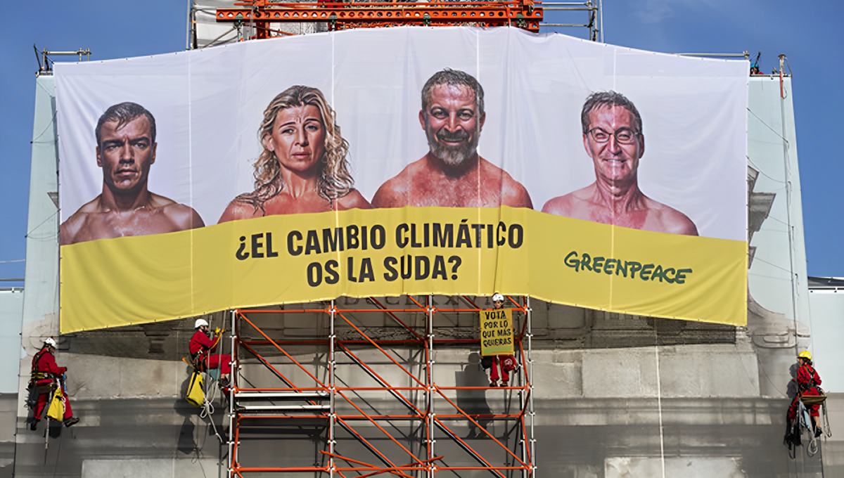 Pancarta colocada en la Puerta de Alcalá  (Foto: Twitter Greenpeace)
