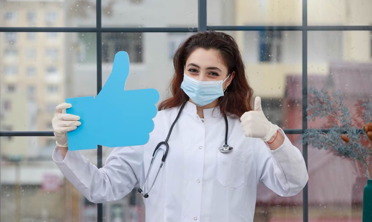 Médica sujeta el símbolo de 'me gusta' en Twitter (FOTO: Freepik)
