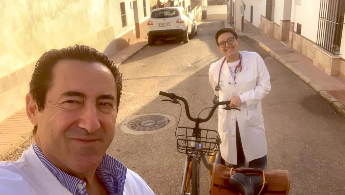 Ángel, con un residente de su centro de salud (FOTO: Twitter)
