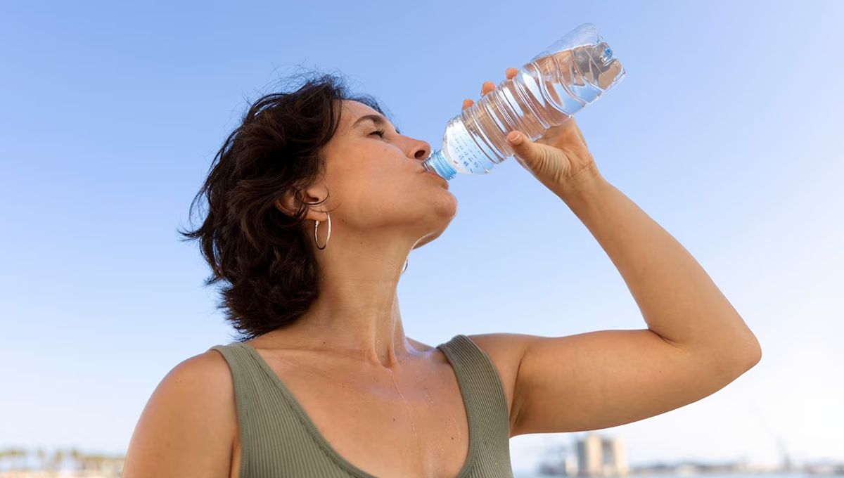 Mujer bebiendo agua (Foto: Freepik)