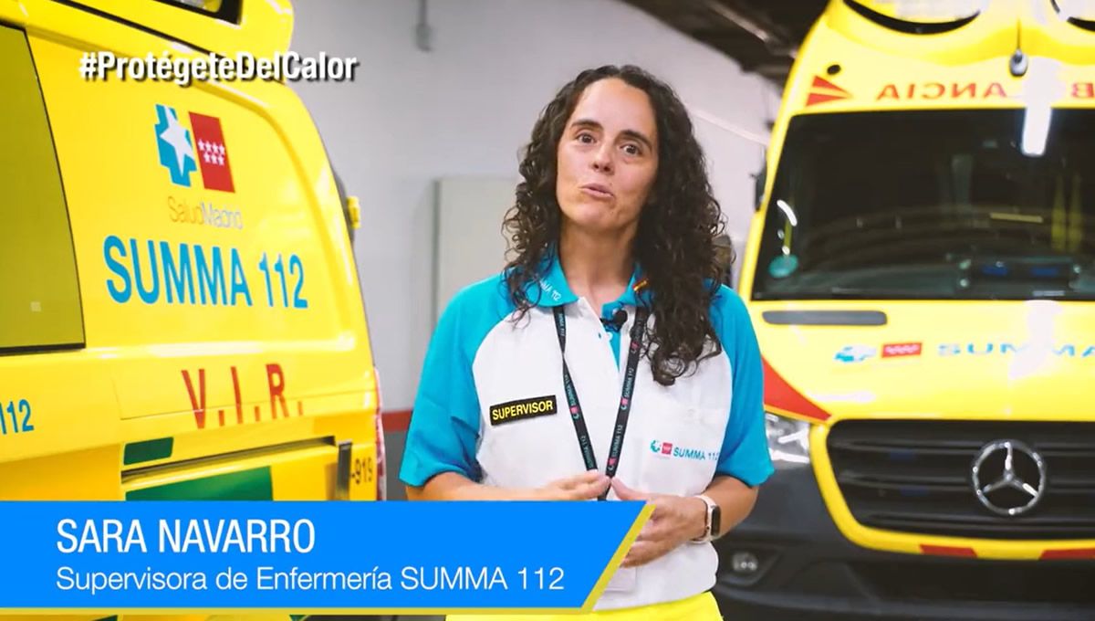 La Supervisora de Enfermería del SUMMA 112, Sara Navarro, explicando las recomendaciones para un baño responsable. (Foto: @ComunidadMadrid)