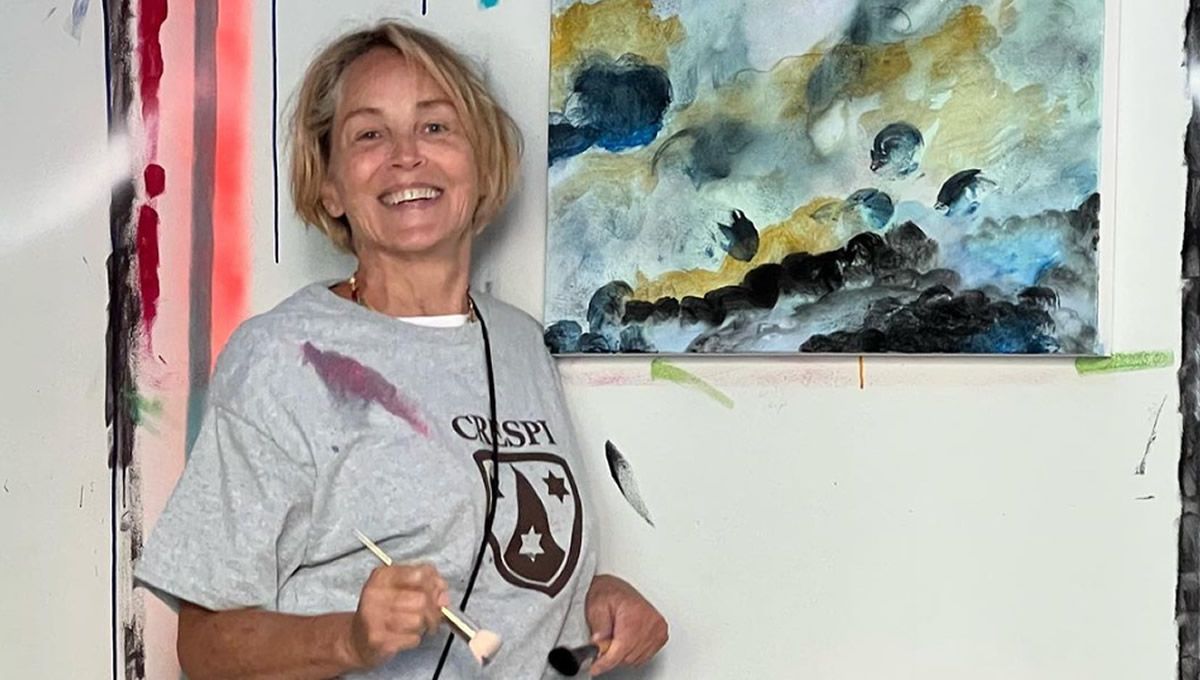 Sharon Store junto a una de sus pinturas (Fuente: Instagram)