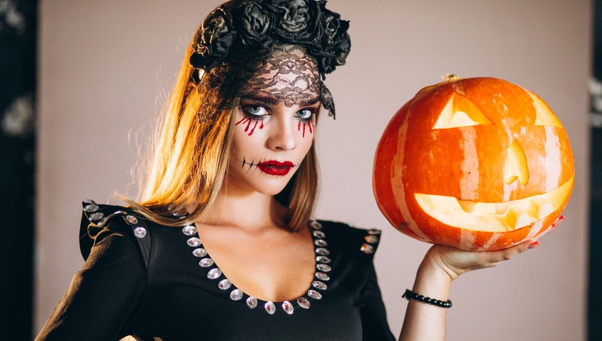 Mujer disfrazada en Halloween con una calabaza (Foto. Freepik)