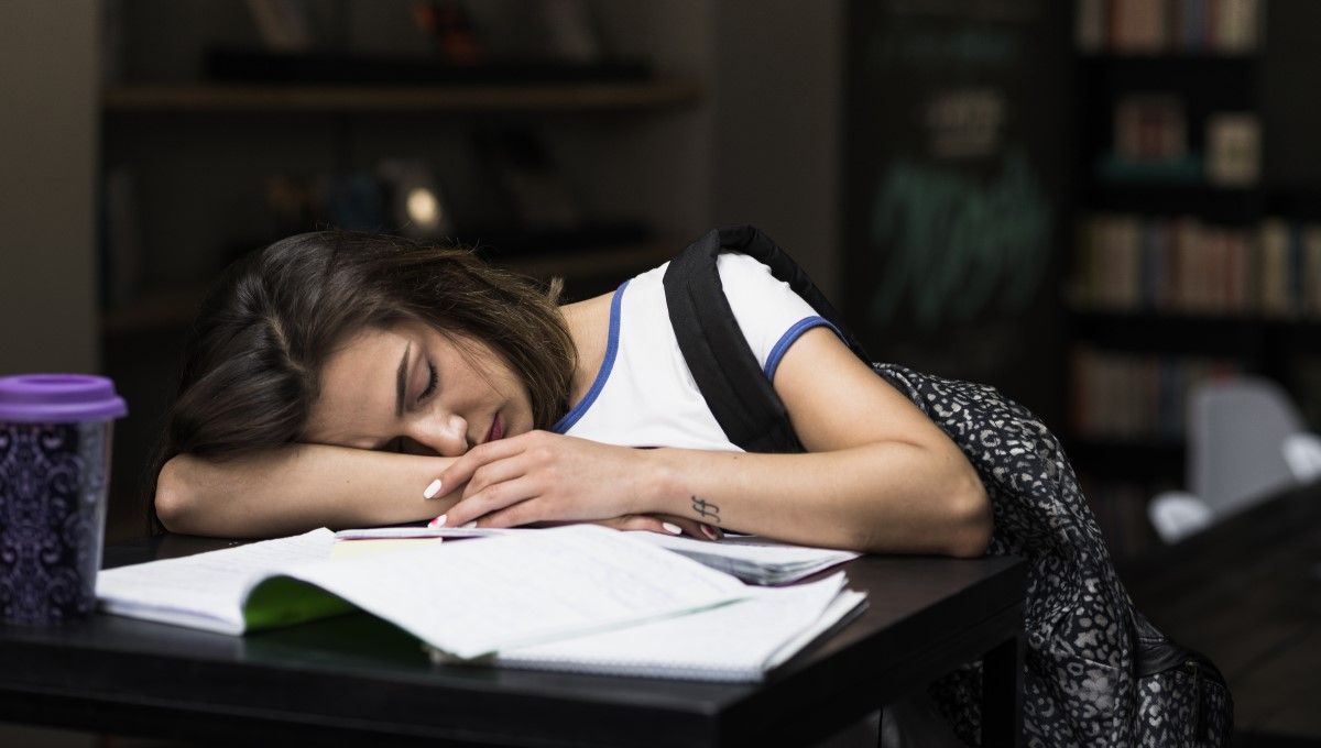 Estudiante dormida sobre los apuntes (Foto. Freepik)