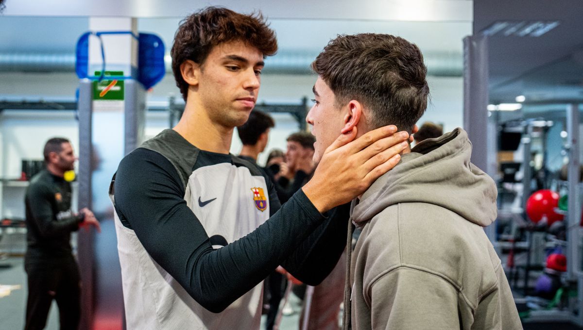 Gavi visita a sus compañeros en el vestuario tras su lesión Fuente Twitter FC Barcelona