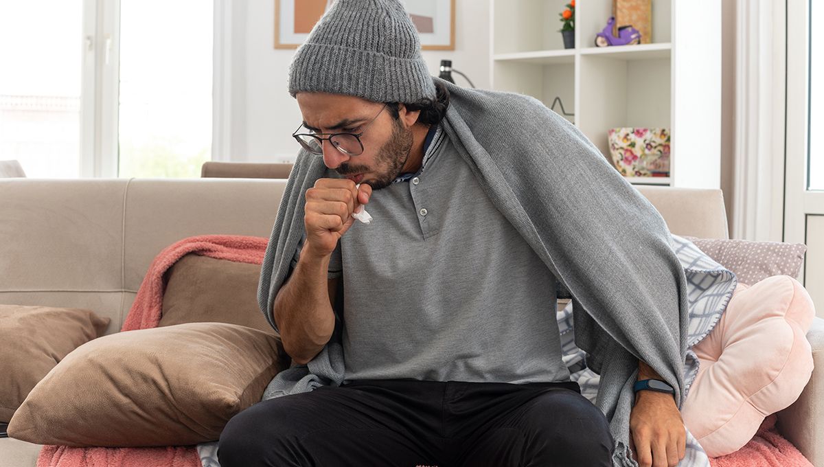 Hombre con gripe tosiendo (Foto. Freepik)