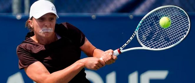La tenista polaca Iga Swiatek practicando el 'mouth taping' durante un entrenamiento en el torneo de Montreal (Foto. The Washington Post)