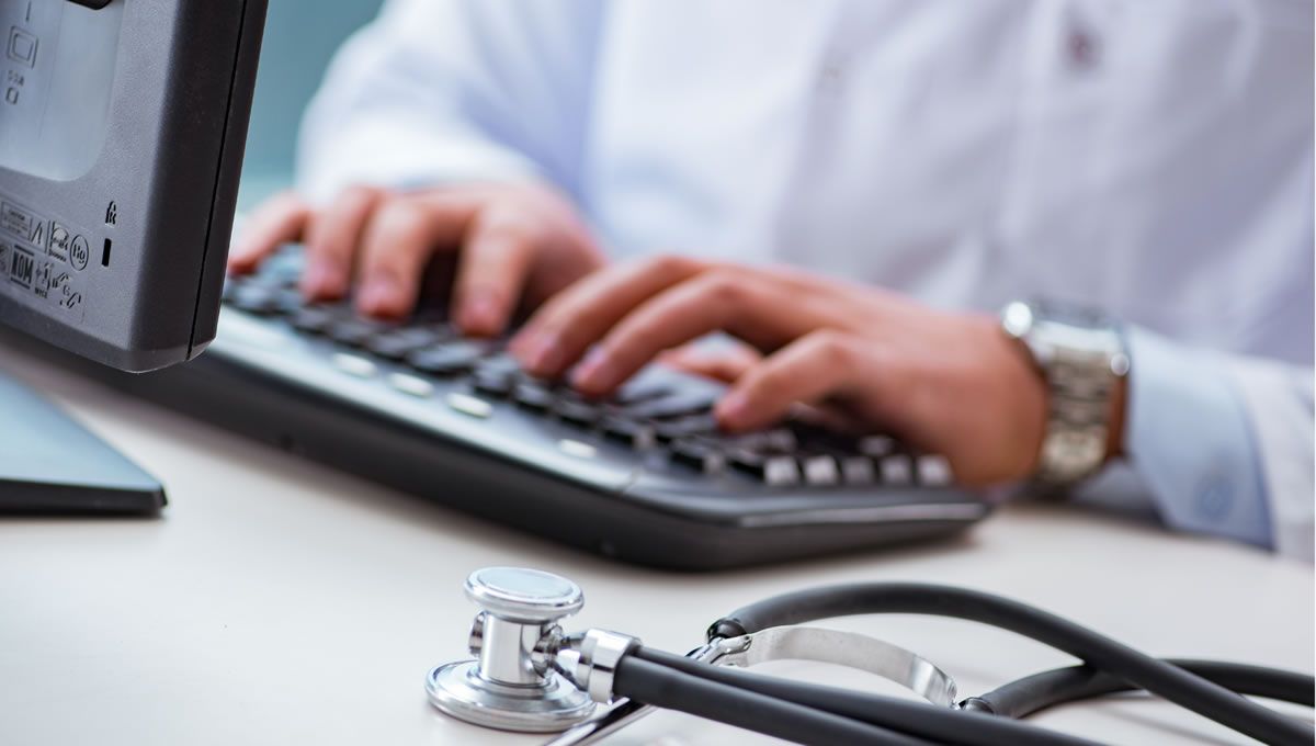 Medico utilizando su ordenador durante un día de trabajo (FOTO: Colegio de Médicos de Cáceres)