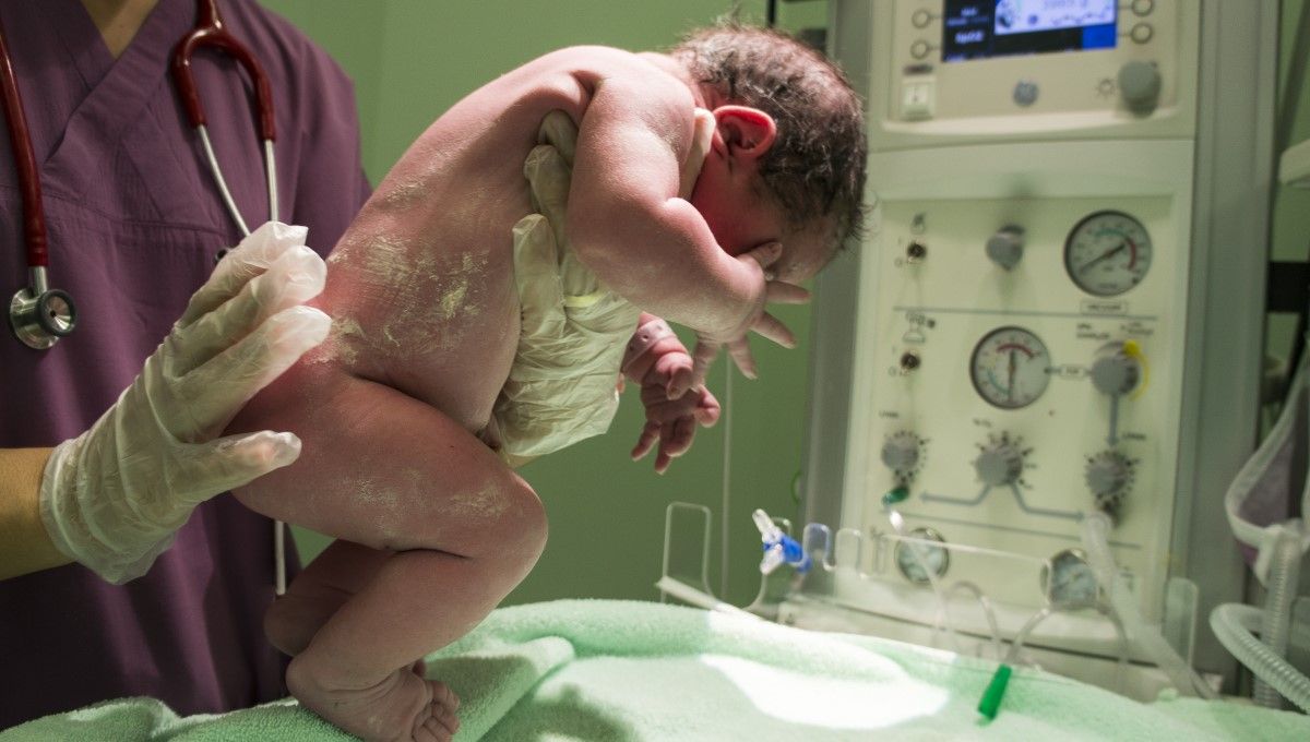 Bebé recién nacido tras la asistencia de un parto con complicaciones (Foto. Freepik)