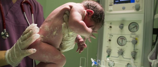 Bebé recién nacido tras la asistencia de un parto con complicaciones (Foto. Freepik)