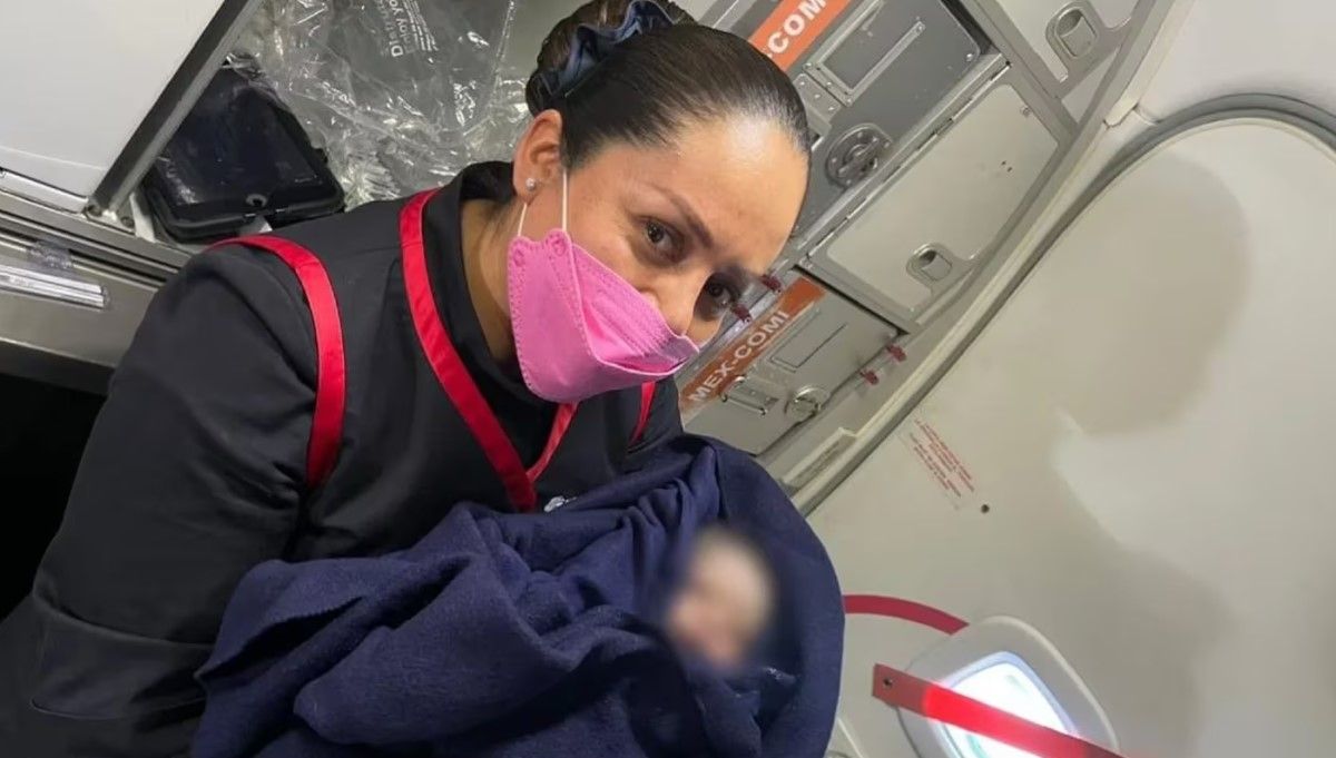 Trabajadora de la tripulación de Aeroméxico con el bebé recién nacido (Foto. @xime garmendia)