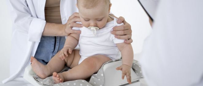 La doctora Lucía Galán insta a mantener la calma cuando los bebés lloran en el pediatra (Foto: Freepik)
