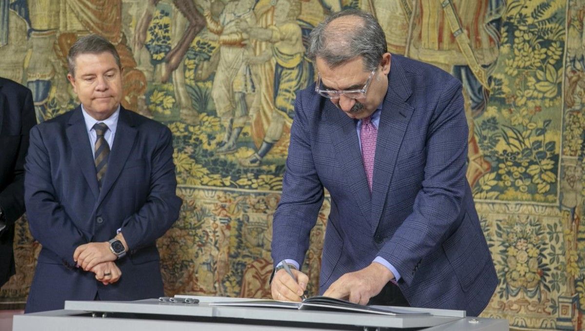 Firma del acuerdo de prácticas en Sescam entre Emiliano García Page y Jesús Fernández Sanz (Foto. CLM)