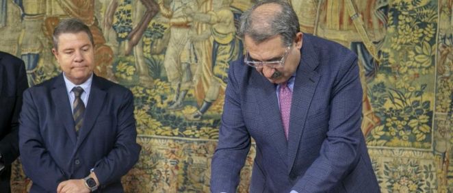 Firma del acuerdo de prácticas en Sescam entre Emiliano García Page y Jesús Fernández Sanz (Foto. CLM)