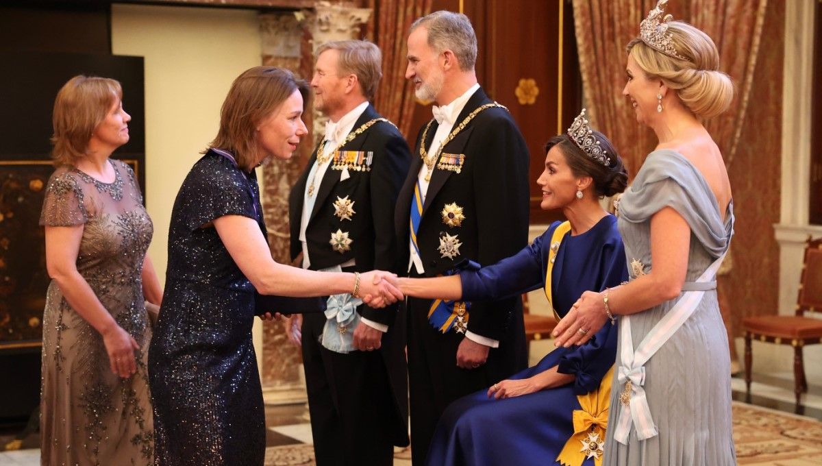 Besamanos en la ceremonia de recepcicón de Felipe VI y Doña Letizia (sentada) en su visita de Estado a Países Bajos (Foto. Casa de SM el Rey)