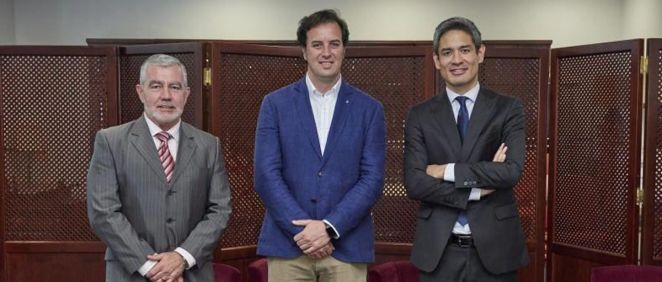 De izquierda a derecha: Basilio Hernández, responsable médico de neurociencias en Novartis España; el doctor Eduardo Agüera, presidente de la Sociedad Andaluza de Neurología, y Orlando Vergara, director del área de Neurociencias de Novartis España