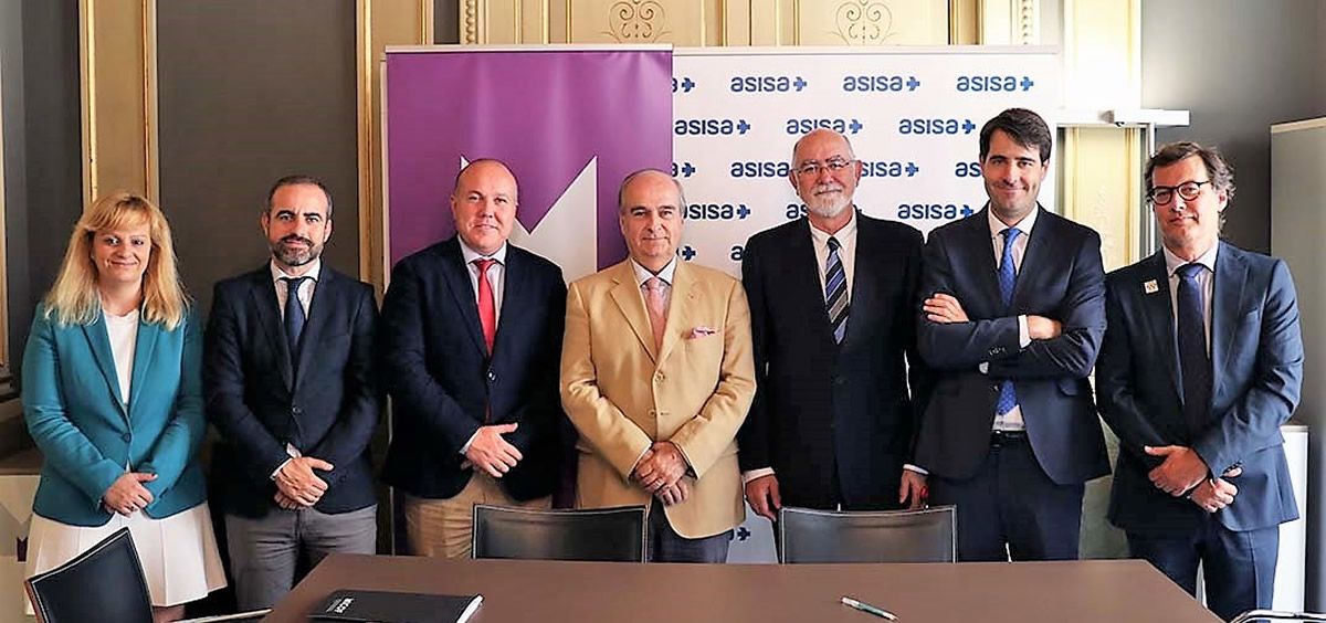El consejero de Asisa-Lavinia y delegado en Valencia, Javier E. Gómez Ferrer, y el presidente del MICOF, Jaime Giner Martínez rubricaron el acuerdo entre las dos instituciones.