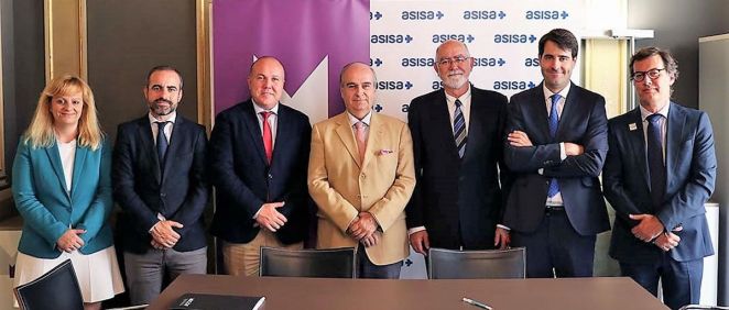El consejero de Asisa-Lavinia y delegado en Valencia, Javier E. Gómez Ferrer, y el presidente del MICOF, Jaime Giner Martínez rubricaron el acuerdo entre las dos instituciones.