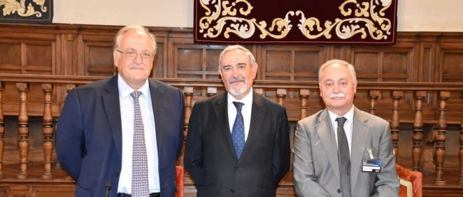 De izq. a dcha., Melchor Álvarez de Mon, Santiago Coca Menchero y Augusto Silva (ConSalud)
