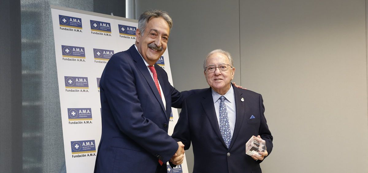 El presidente de Fundación A.M.A., Diego Murillo, ha recibido una placa conmemorativa por el apoyo a la iniciativa Camino de la Integración. (Foto. Consalud)
