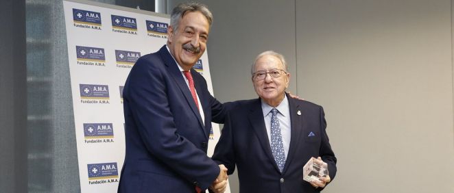El presidente de Fundación A.M.A., Diego Murillo, ha recibido una placa conmemorativa por el apoyo a la iniciativa Camino de la Integración. (Foto. Consalud)