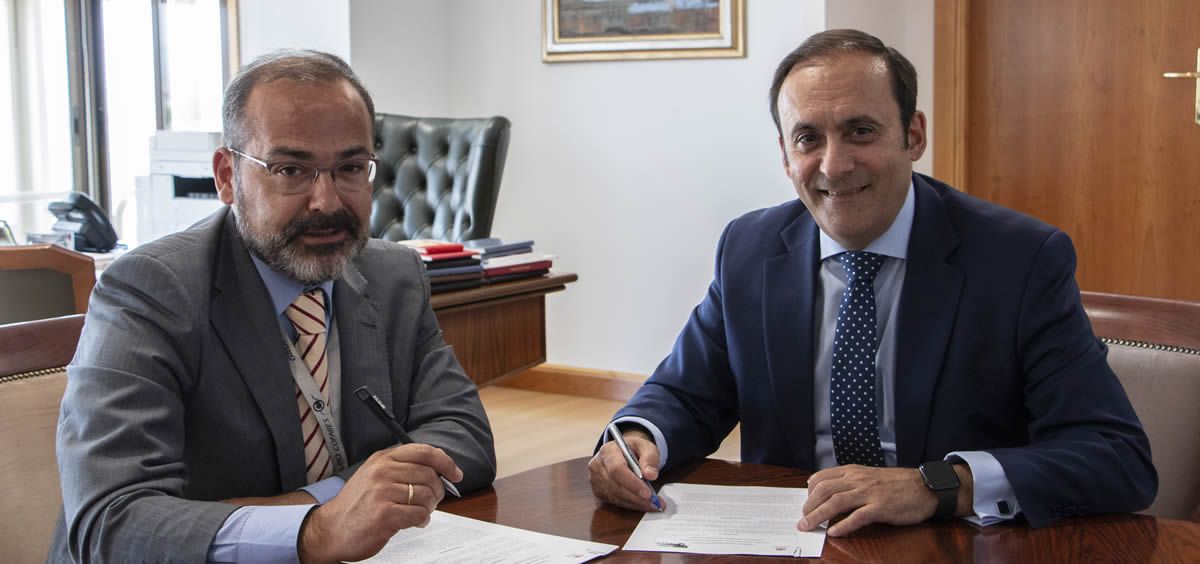 Firma del acuerdo de colaboración entre Cofares y la Sefar (Foto. EcSalud)