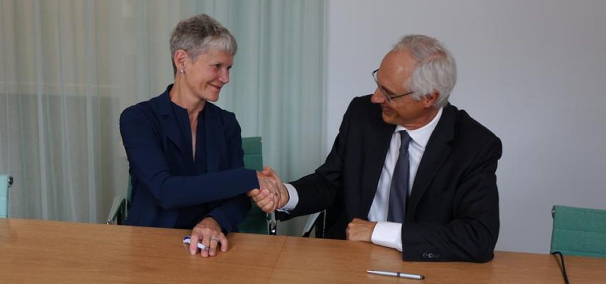 La directora general de imágenes de IBM Watson Health para Ciencias de la Salud y Oncología, Anne Le Grand, después de firmar la nueva asociación con el CEO del Grupo Guerbet, Yves L'Epine (Foto: IBM)