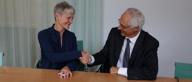 La directora general de imágenes de IBM Watson Health para Ciencias de la Salud y Oncología, Anne Le Grand, después de firmar la nueva asociación con el CEO del Grupo Guerbet, Yves L'Epine (Foto: IBM)