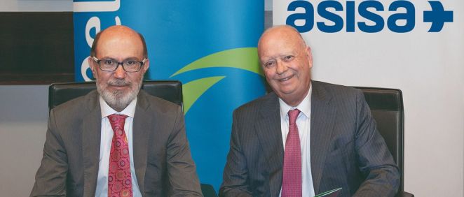 De izq. a dcha.: José Boada, presidente de Pelayo; y Francisco Ivorra, presidente de Asisa durante la firma del acuerdo. (Foto. ECSalud)