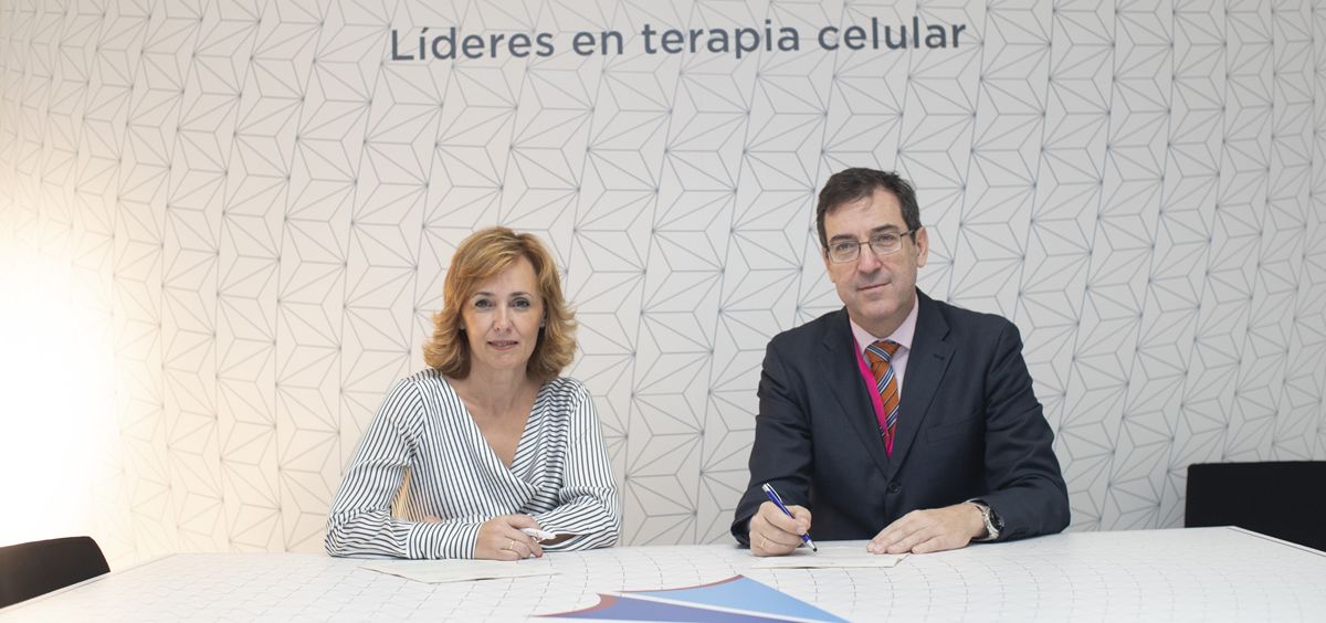 De izq. a dcha.: Marisa Álvarez, directora médica de Gilead; junto a Ramón García Sanz, presidente de la SEHH. (Foto. ECSalud)