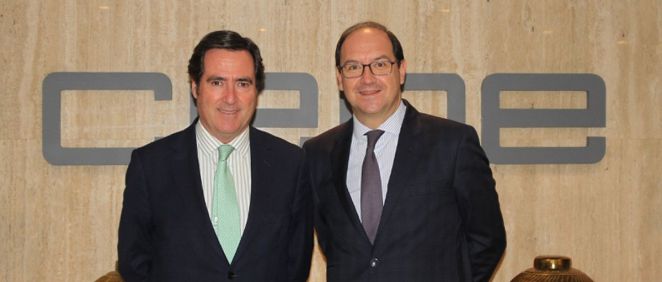 De izq. a dcha., el presidente de CEOE, Antonio Garamendi; y Javier Martín Ocaña, CEO de Vitaldent. (Foto. CEOE)