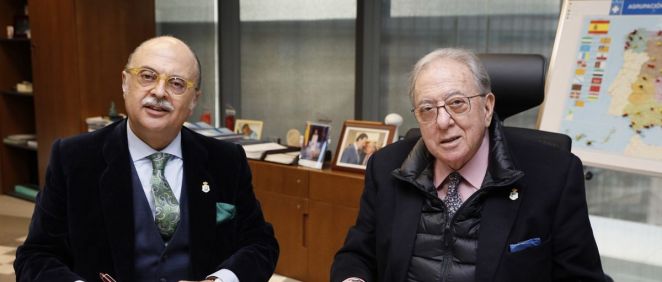 De izq. a dcha.: el presidente de AMA Vida Seguros y Reaseguros, Diego Murillo; y el presidente del Colegio de Médicos de Badajoz, Pedro Hidalgo.