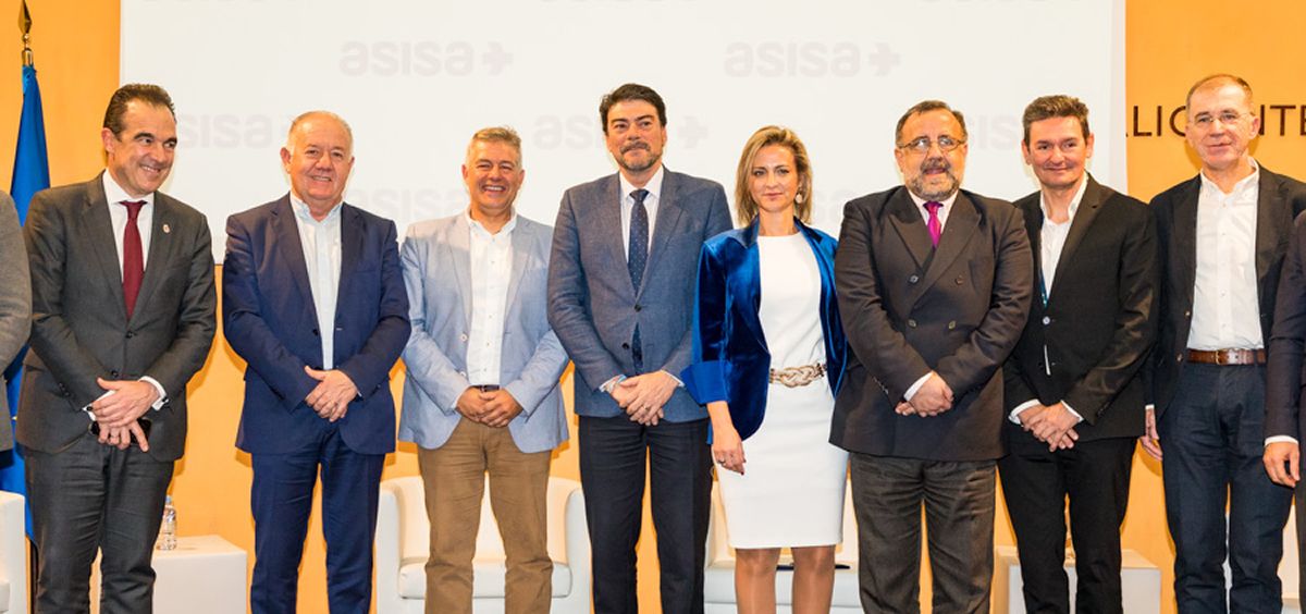 Jorge Crivillés, en el centro junto al alcalde de Alicante, Luis Barcala, y la delegada de Asisa en Alicante, Paula Giménez
