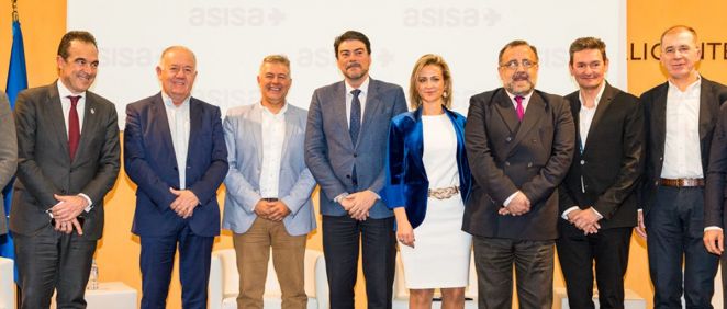 Jorge Crivillés, en el centro junto al alcalde de Alicante, Luis Barcala, y la delegada de Asisa en Alicante, Paula Giménez