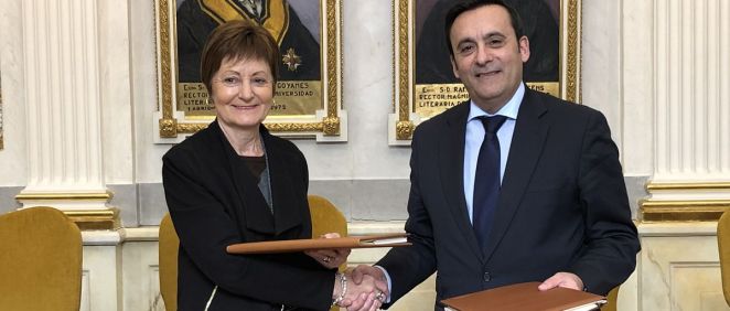 De izq. a dcha.: María Vicenta Mestre, rectora de la Universitat de València; y Eduardo Pastor, presidente de Cofares, durante la firma del acuerdo.