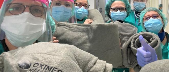 Profesionales con las mantes de Oximesa en el Hospital 12 de Octubre (Foto. Oximesa Nippon Gases)