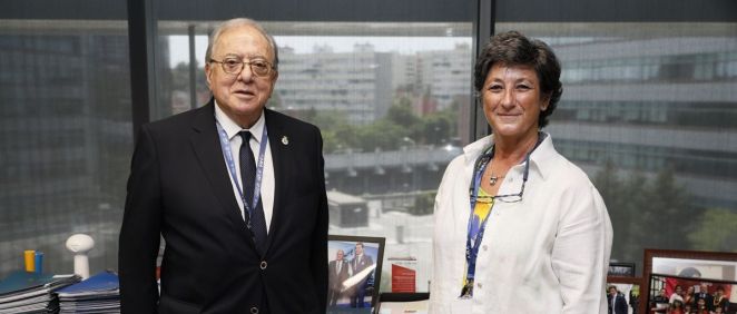 Diego Murillo, presidente de la Fundación AMA, junto a Cristina Velasco, presidenta del Colegio de Veterinarios de Cádiz.