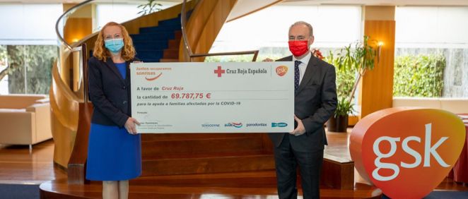De izq. a dcha.: la directora general de GSK Consumer Healthcare, Helen Tomlinson; y el secretario general de Cruz Roja España, Leopoldo Pérez.