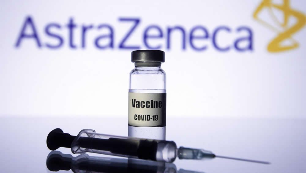 Vial y jeringuilla delante del logotipo de la farmacéutica AstraZeneca (Foto: Pavlo Gonchar - SOPA Images - EP)