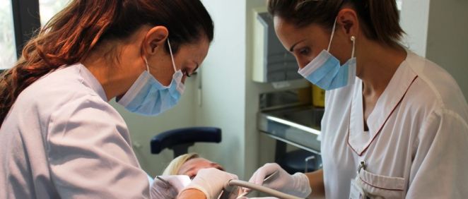 Dos profesionales atienden a una paciente en la consulta de Odontología (Foto. Ribera)