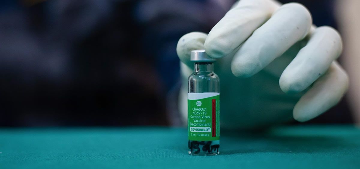 Una vial de la vacuna de Astrazeneca y Oxford. (Foto. Europa Press)
