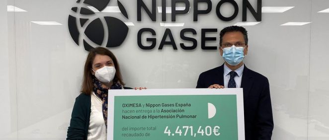 El director general de Oximesa y Nippon Gases, Jorge Huertas, hizo entrega a Sara Heras, en representación de la ANHP, del importe recaudado.