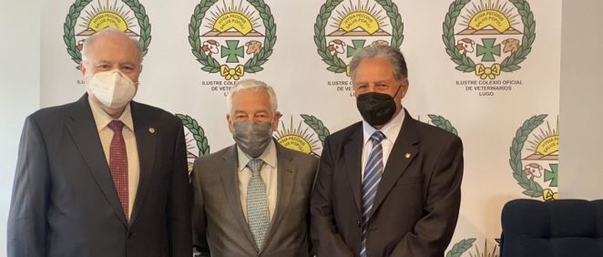 El presidente del Colegio de Veterinarios de Lugo, José Luis Benedito; el presidente de PSN, Miguel Carrero; y el consejero de la Mutua Filemón Rodríguez.